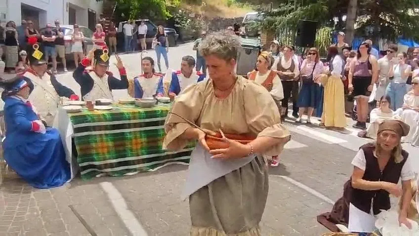 El Almuerzo del Diablo - Una vecina sirve la comida envenenada